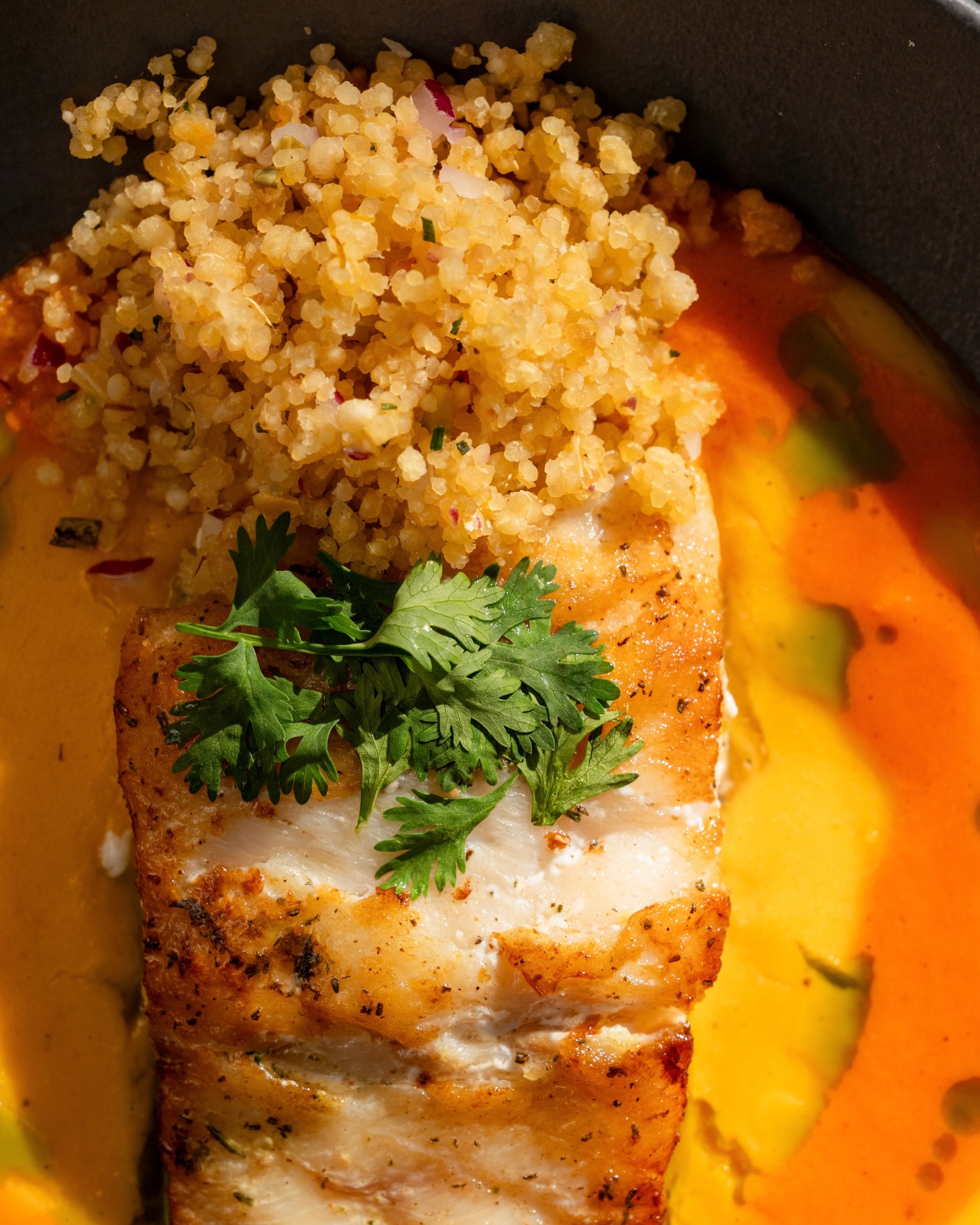 Peixe grelhado com crocante e molho amarelo